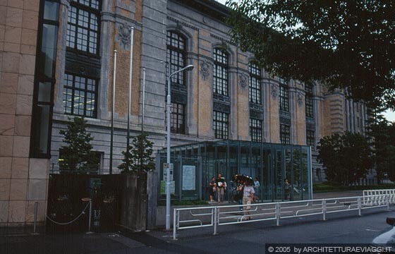 TOKYO UENO - Biblioteca internazionale di letteratura per bambini - la facciata principale Beux Arts e il blocco della Reception disassato, 