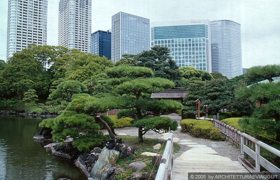 TOKYO GINZA - Giardini di Palazzo Hama e sullo sfondo i grattacieli di Shiodome: la metropoli contemporanea e i rilassanti giardini giapponesi tra vegetazione, ponticelli in legno e pietre