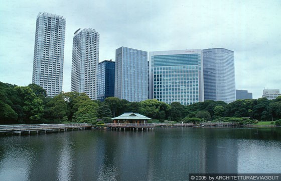 TOKYO GINZA - Dai Giardini di Palazzo Hama ancora uno skyline di grattacieli riflessi nelle acque del laghetto: il contrasto tra la piccola e tradizionale casa da tè in legno e gli imponenti grattacieli contemporanei