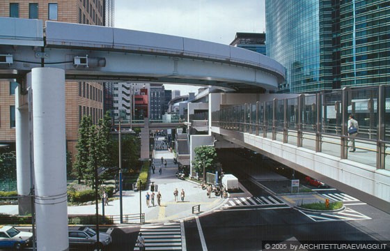 TOKYO SHIMBASHI - Tra percorsi sopraelevati su rotaia e pedonali si percepisce lo spazio urbano del Shiodome City Center