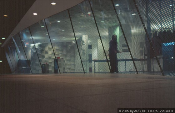 TOKYO MINATO-KU - Comme des Garcons - l'onda blu della gigantesca vetrata della facciata a firma di Future Systems