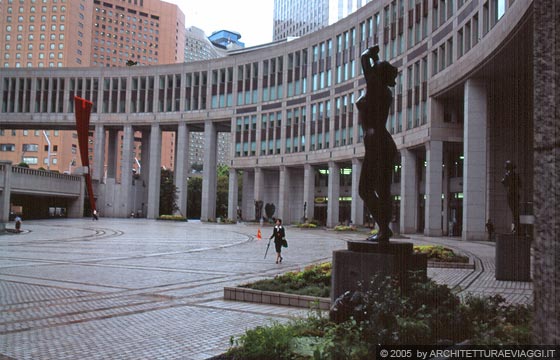 TOKYO SHINJUKU - Tokyo Metropolitan Governament Offices - la vasta piazza semicircolare