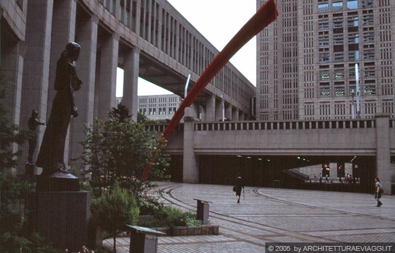 TOKYO SHINJUKU - La vasta piazza semicircolare del Tokyo Metropolitan Governament Offices