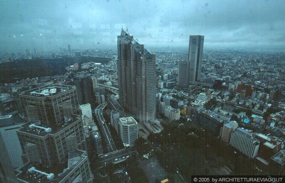 TOKYO SHINJUKU - Shinjuku Park Tower (Park Hyatt Tokyo) visto dall'osservatorio del City Hall - Kenzo Tange, 1994 