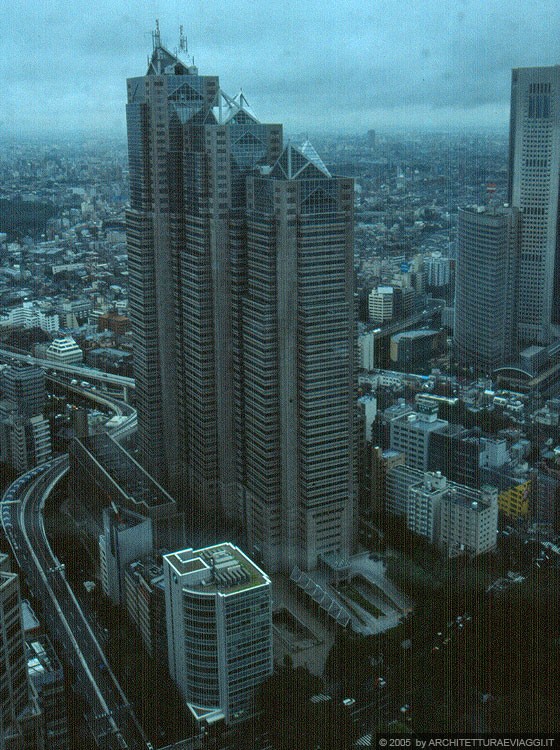 TOKYO SHINJUKU - Dall'osservatorio del City Hall vista su Shinjuku Park Tower (Park Hyatt Tokyo) - Kenzo Tange, 1994 