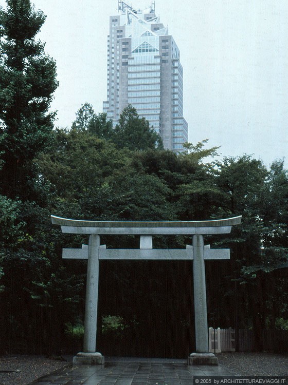 TOKYO - Shinjuku Chuo koen: i due volti di Tokyo, il torii e il grattacielo moderno rappresentato dalle alte torri digradanti del Shinjuku Park Tower 
