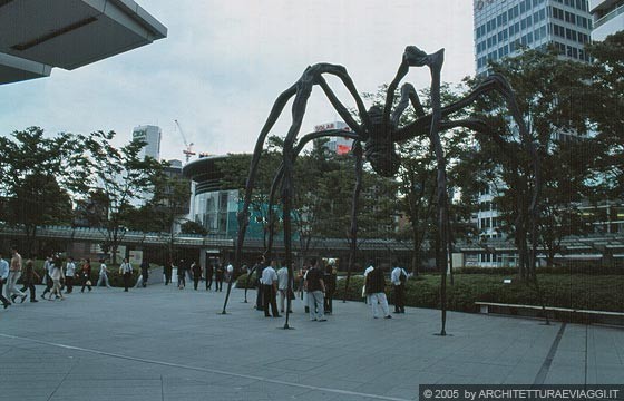 TOKYO ROPPONGI - La Roku-Roku Plaza antistante il complesso di Roppongi Hills 