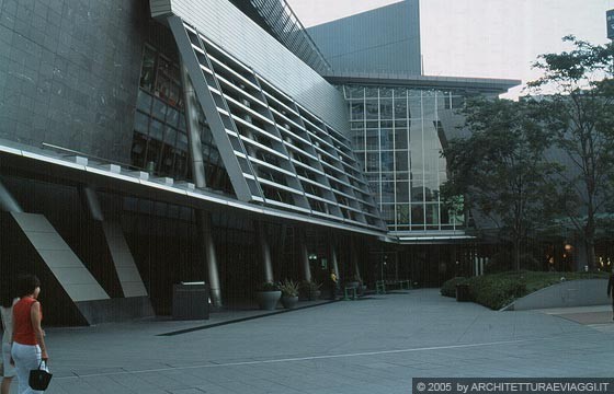 TOKYO ROPPONGI - Roppongi Hills - Kohn Pedersen Fox - negozi, gallerie e centri commerciali occupano i piani inferiori del complesso