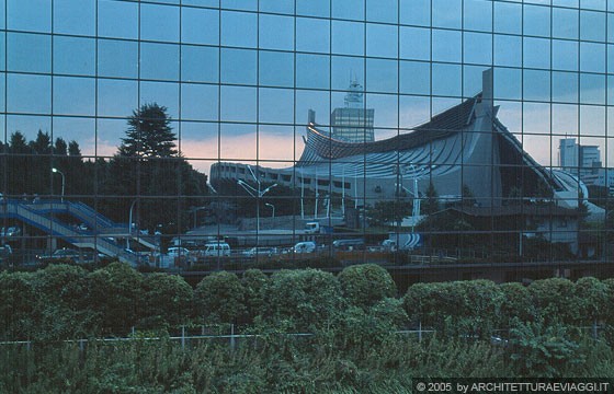 TOKYO - Shibuya-ku: uno degli edifici del Yoyogi National Gymnasium riflesso nello pareti a specchio di un edificio vicino  