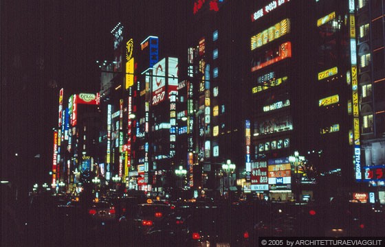 TOKYO SHINJUKU - Ci tuffiamo nella vita notturna di Tokyo dirigendoci verso il 