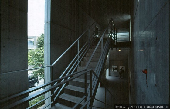 TOKYO SENGAWA - TAM - la scala aerea e il solaio che tagliano a metà altezza il volume del piccolo museo