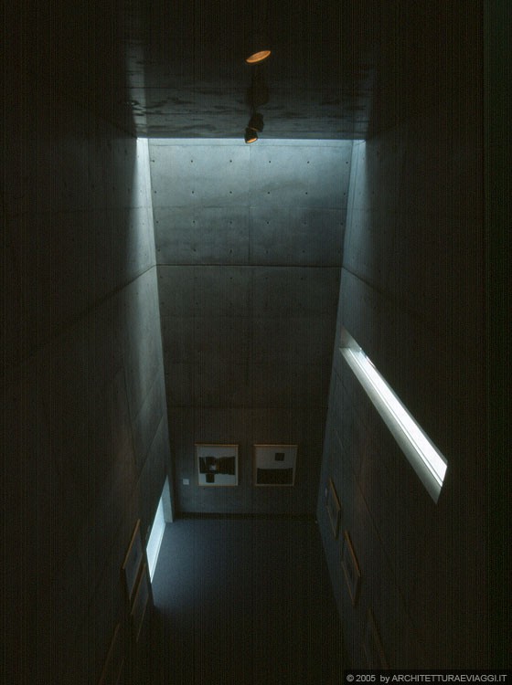 TOKYO SENGAWA - Tokyo Art Museum (TAM) - i sapienti tagli geometrici di luce scandiscono lo spazio interno