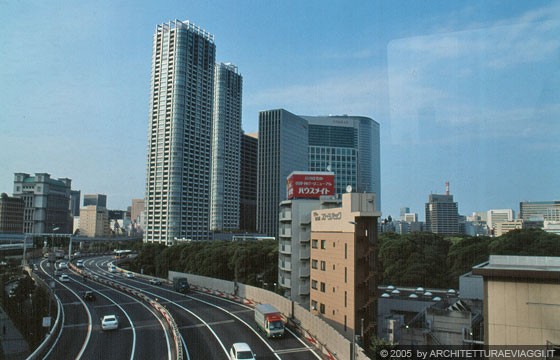 TOKYO - Diretti a Odaiba-Tokyo Bay osserviamo i grattacieli attraversati dal grande nastro autostradale della Tokyo Metropolitan Expressway che con oltre 220 km collega la capitale ai sobborghi e alle città più lontane