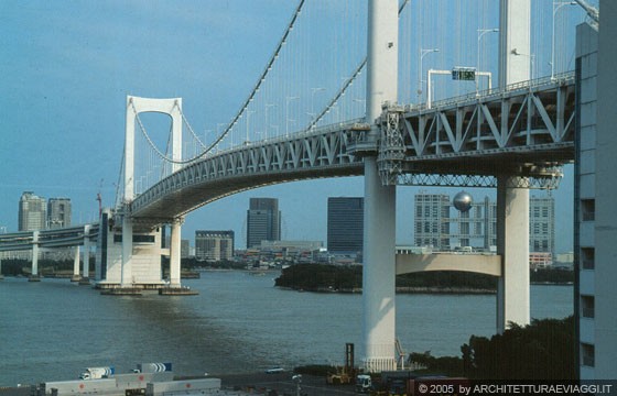 TOKYO BAY - Il lungo e vertiginoso Rainbow Bridge, il ponte sulla baia e sullo sfondo Teleport Town