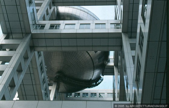 TOKYO ODAIBA - Fuji TV Building - la sfera di 32 metri di diametro rivestita in titanio