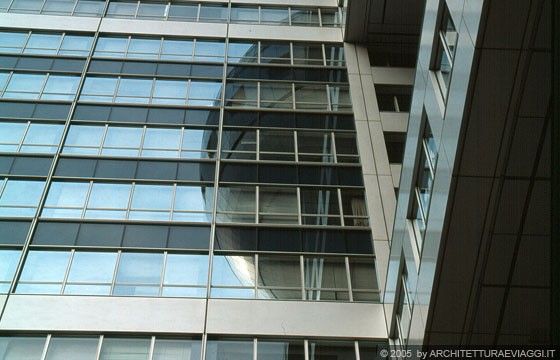 TOKYO ODAIBA - Fuji TV Building: particolare della sfera di 32 metri di diametro riflessa nelle superfici a specchio dell'edificio