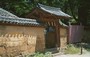 NARA. Nara-koen - adiacente al Tamukeyama Hachimangu Shrine: particolare di un muro in argilla e dell'ingresso a un piccolo cimitero