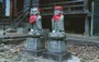 NARA. Statue di Jizo con pettorina rossa