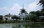 NARA. Vista della pagoda a cinque piani del Kofuku-ji riflessa in un laghetto