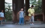 NARA. Bambini giapponesi posano con i cervi davanti al Nandai-mon