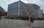 OSAKA. Il volume parallelepipedo del MUSEO SUNTORY, sospeso sulla piazza terrazzata, si protende verso il mare 