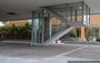 OSAKA. MUSEO SUNTORY: la scala vetrata sotto il parallelepipedo sospeso