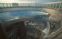 OSAKA . La piattaforma pubblica di osservazione dell'UMEDA SKY BUILDING è una struttura futuristica con scale mobili in tubi di vetro sospesi sotto un'apertura rotonda