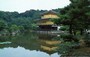 KYOTO NORD-OVEST. Il brillante riflesso del KINKAKU-JI nello specchio d'acqua del lago sullo sfondo del Monte Kinugasa, rappresenta il Paradiso Buddhista