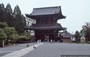 KYOTO - ARASHIYAMA. L'imponente porta in legno di un tempio lungo l'itinerario a piedi Arashiyama-Sagano