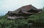 KYOTO EST. La sala principale del tempio KIYOMIZU-DERA con portico proteso oltre il pendio