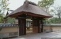 KYOTO EST. Un ingresso con la tradizionale copertura in paglia