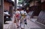 KYOTO EST. Donne giapponesi indossano freschi yukata e passeggiano in Ishibei-koji