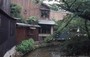 KYOTO CENTRO. Pontocho - tradizionali edifici in legno si affacciano sul canale interno Takase