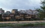 KYOTO CENTRO. Pontocho - le piattaforme yuka dei numerosi ristoranti che si affacciano sul fiume Kamo compressi dal cemento della città moderna