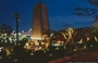 EXPO AICHI 2005. Vista notturna della Torre della Terra adiacente al Padiglione del Giappone Nagakute