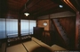 TAKAYAMA. Kusakabe Mingei - kan: la stanza con scale in legno per l'accesso al piano superiore
