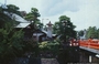 TAKAYAMA. Il rosso vermiglio del Nakabashi Bridge tra alberi, tetti e lanterne