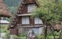 SHIRAKAWA-GO. Ogimachi - Il giardino zen della Casa Kanda (Kanda-ke) e sullo sfondo un'altra casa gassho-zukuri