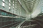 TOKYO CENTRO. Tokyo International Forum - I percorsi sopraelevati in diagonale che attraversano la Glass Hall ai piani superiori
