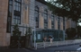 TOKYO UENO. Biblioteca internazionale di letteratura per bambini - la facciata principale Beux Arts e il blocco della Reception disassato, leggero e trasparente