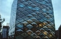 TOKYO MINAMI-AOYAMA. L'edificio di cristallo caratterizzato da una maglia continua diagonale a rombi d'acciaio del Prada Aoyama Epicenter è firmato Herzog & de Meuron