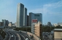 TOKYO. Diretti a Odaiba-Tokyo Bay osserviamo i grattacieli attraversati dal grande nastro autostradale della Tokyo Metropolitan Expressway che con oltre 220 km collega la capitale ai sobborghi e alle città più lontane