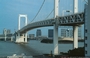 TOKYO BAY. Il lungo e vertiginoso Rainbow Bridge, il ponte sulla baia e sullo sfondo Teleport Town