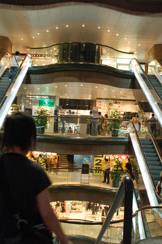 NATHAN ROAD - Centri commerciali e ogni tipo di negozi fanno di Nathan Road uno dei luoghi più frequentati per lo shopping