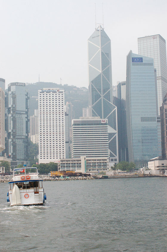 HONG KONG ISLAND - I grattacieli di Central visti dallo Star Ferry: si riconoscono la Bank of China e il Lippo Center