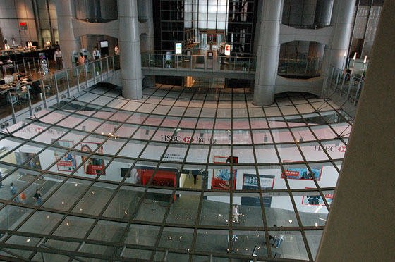 HONG KONG & SHANGHAI BANK - Vista sulla sottostante piazza a piano terra attraverso la copertura vetrata dello spazio pubblico 