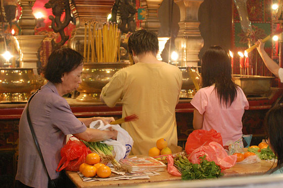 TEMPIO DI MAN MO - I cinesi bruciano bastoncini d'incenso e offrono frutta alle divinità taoiste