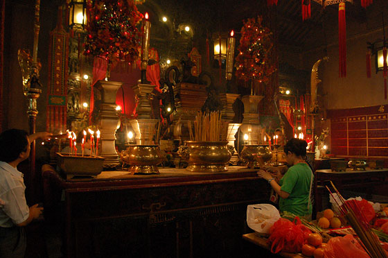 SHEUNG WAN - Ancora riti e preghiere nella sala del Tempio Man Mo