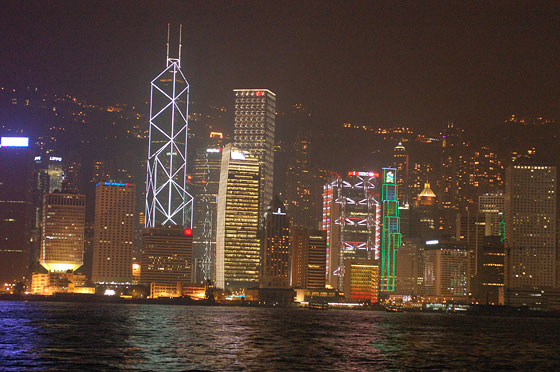 HONG KONG BY NIGHT - Da Tsim Sha Tsui vista sui grattacieli di Central - spiccano la Bank of China Tower e la sede della HSBC di Hong Kong