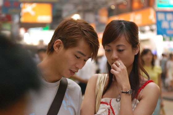 MONG KOK - Coppie di giovani cinesi intenti a valutare le occasioni del Ladies Market, che non è solo per Ladies